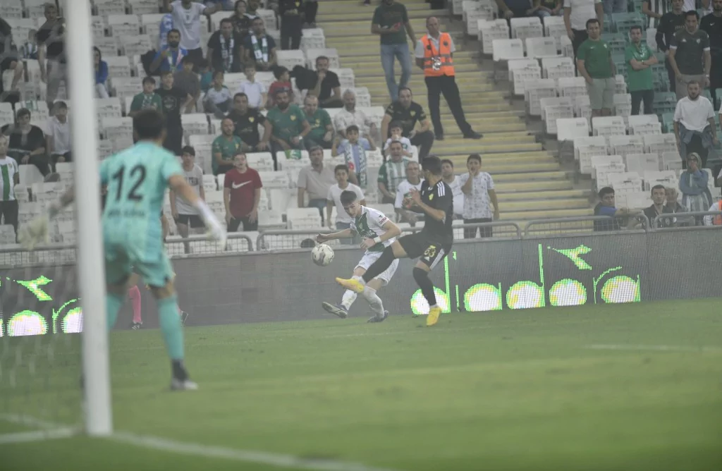 Bursaspor Esenler Erokspor maçının fotoğraflı hikayesi