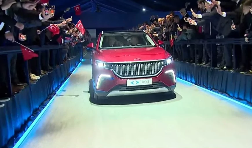 Bursa'da 60 yıllık hayal gerçek oldu! Togg'un ilk aracı banttan indi