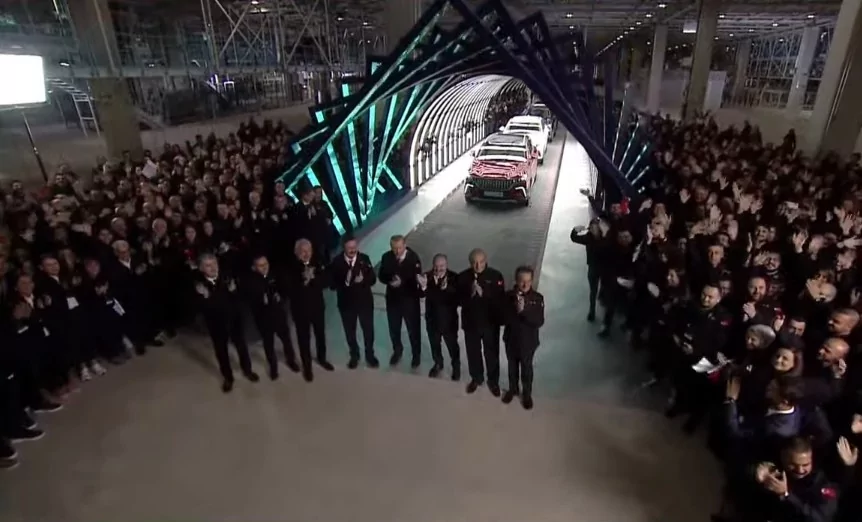 Bursa'da 60 yıllık hayal gerçek oldu! Togg'un ilk aracı banttan indi