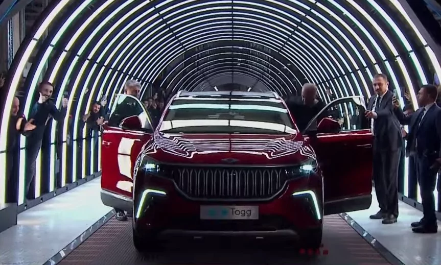 Bursa'da 60 yıllık hayal gerçek oldu! Togg'un ilk aracı banttan indi