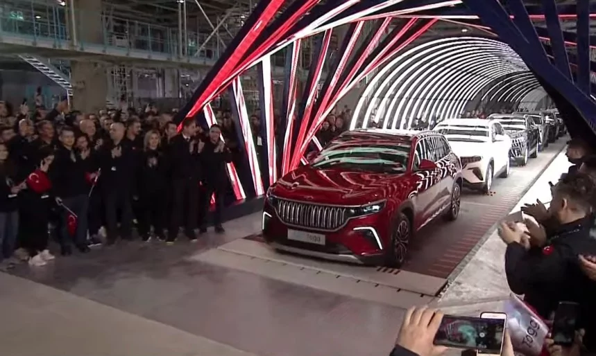 Bursa'da 60 yıllık hayal gerçek oldu! Togg'un ilk aracı banttan indi