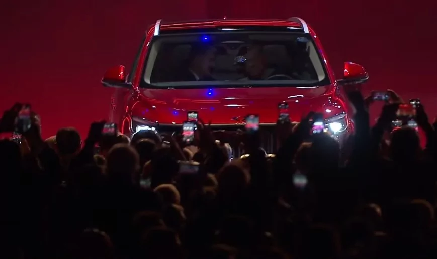 Bursa'da 60 yıllık hayal gerçek oldu! Togg'un ilk aracı banttan indi