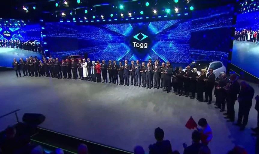 Bursa'da 60 yıllık hayal gerçek oldu! Togg'un ilk aracı banttan indi