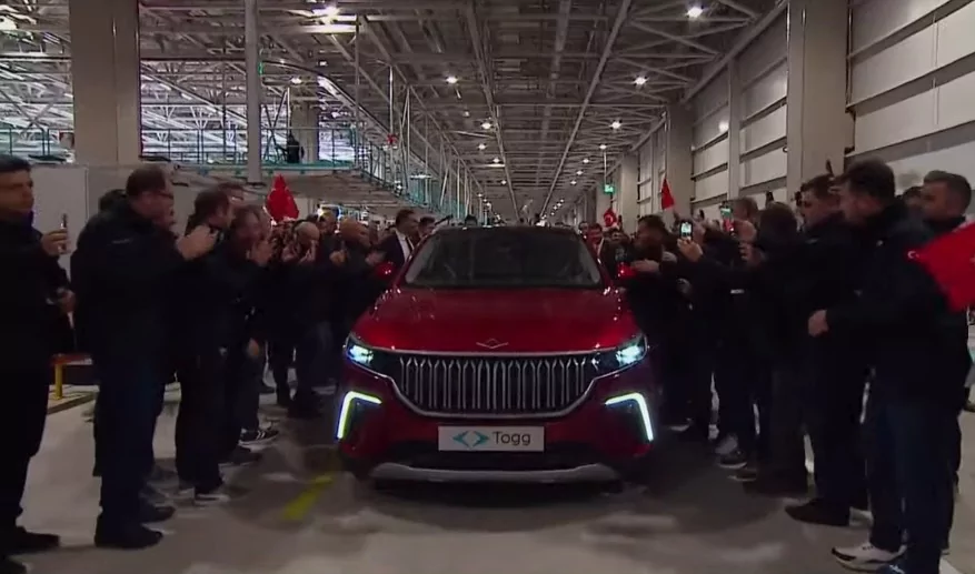 Bursa'da 60 yıllık hayal gerçek oldu! Togg'un ilk aracı banttan indi