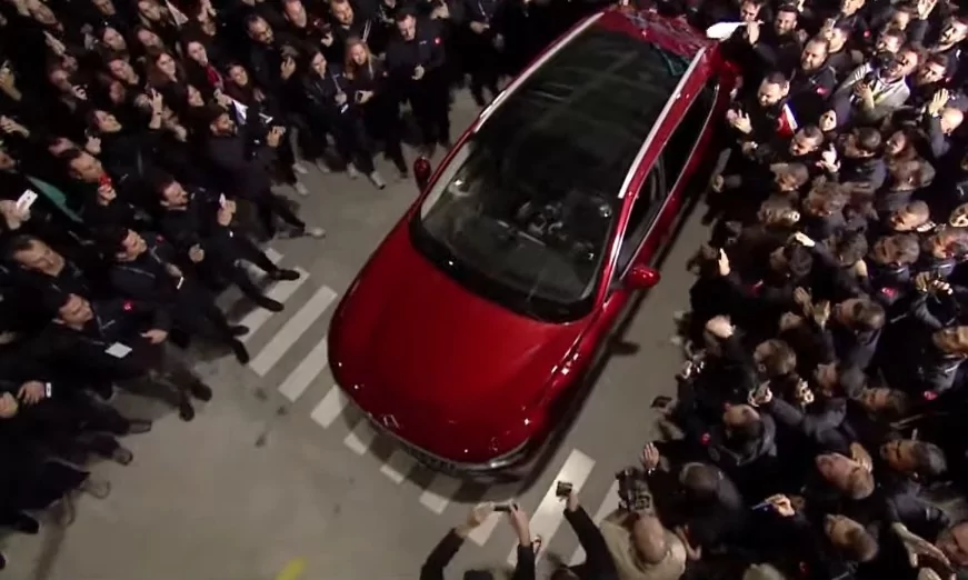 Bursa'da 60 yıllık hayal gerçek oldu! Togg'un ilk aracı banttan indi