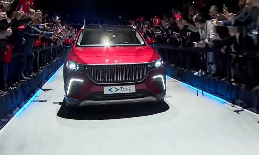 Bursa'da 60 yıllık hayal gerçek oldu! Togg'un ilk aracı banttan indi