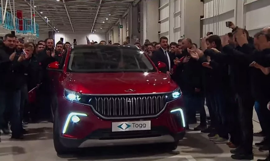 Bursa'da 60 yıllık hayal gerçek oldu! Togg'un ilk aracı banttan indi