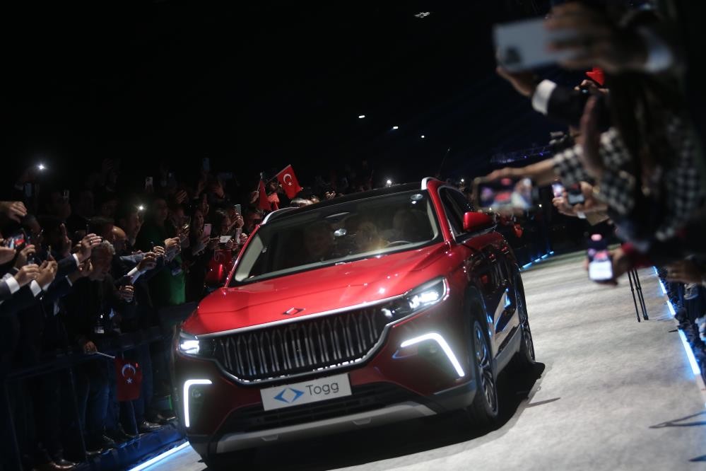 Bursa'da 60 yıllık hayal gerçek oldu! Togg'un ilk aracı banttan indi