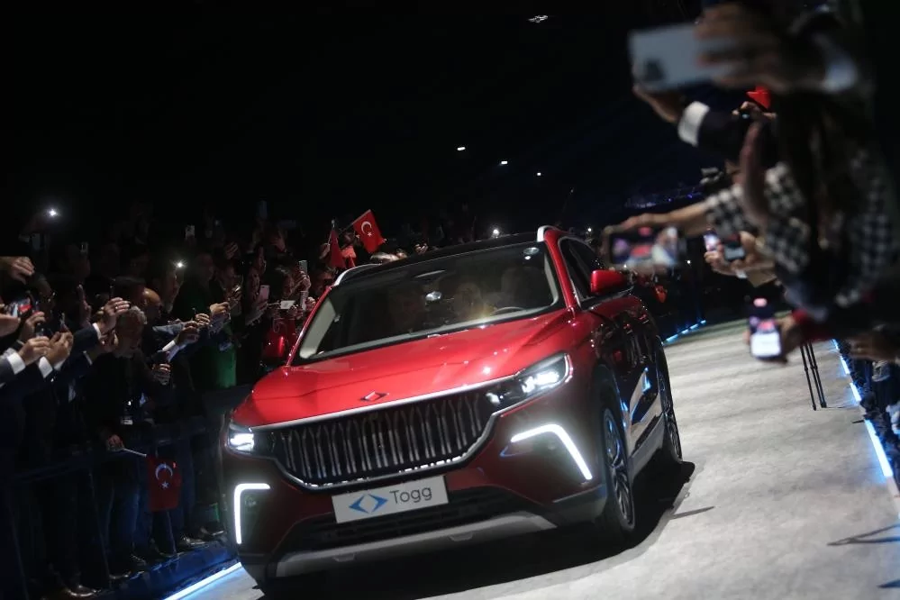 Bursa'da 60 yıllık hayal gerçek oldu! Togg'un ilk aracı banttan indi