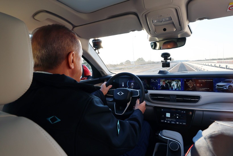 Bursa'da 60 yıllık hayal gerçek oldu! Togg'un ilk aracı banttan indi