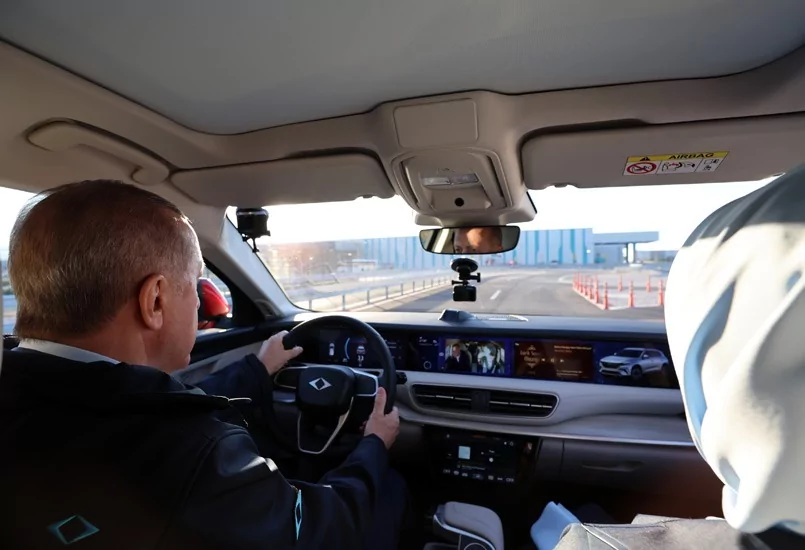 Bursa'da 60 yıllık hayal gerçek oldu! Togg'un ilk aracı banttan indi