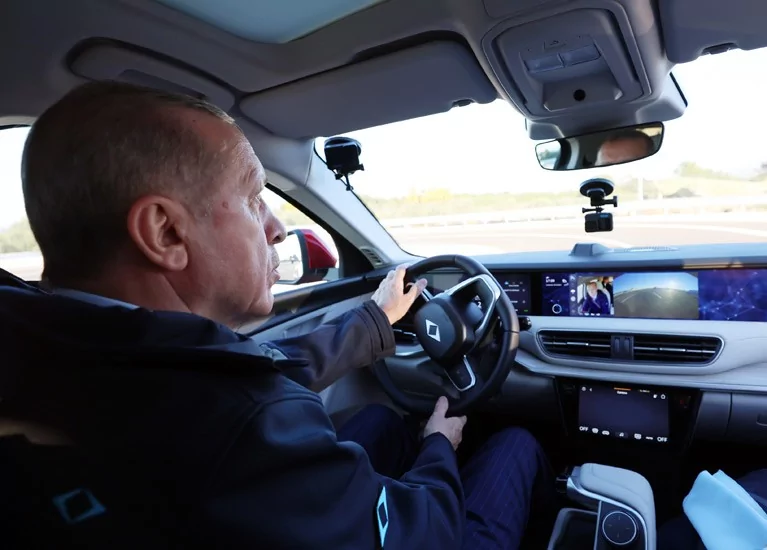 Bursa'da 60 yıllık hayal gerçek oldu! Togg'un ilk aracı banttan indi