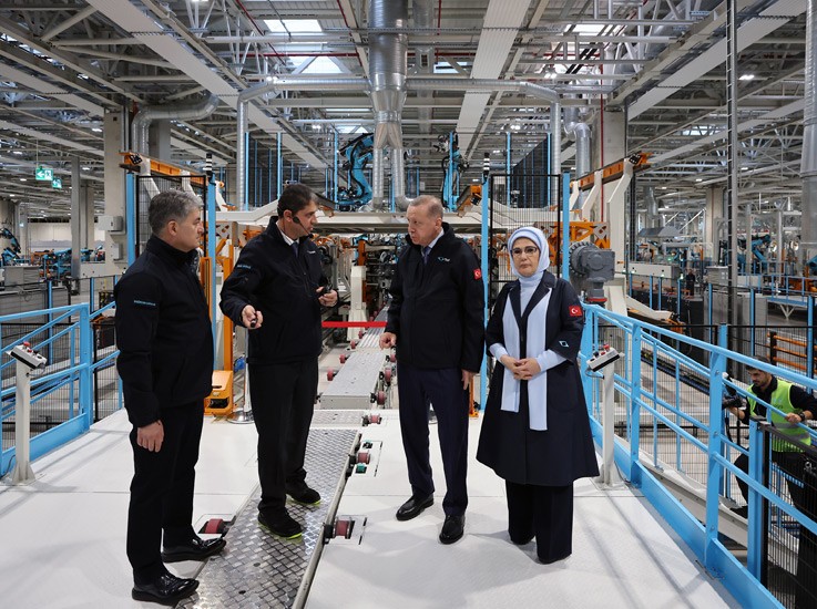 Bursa'da 60 yıllık hayal gerçek oldu! Togg'un ilk aracı banttan indi