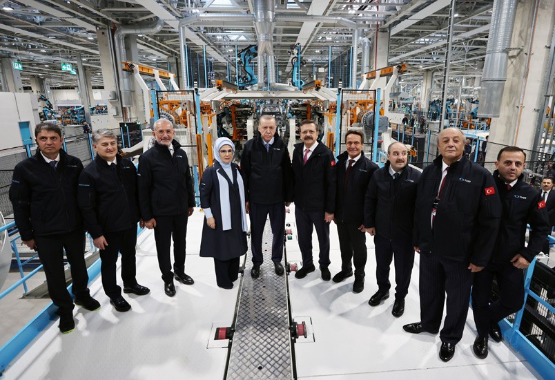 Bursa'da 60 yıllık hayal gerçek oldu! Togg'un ilk aracı banttan indi