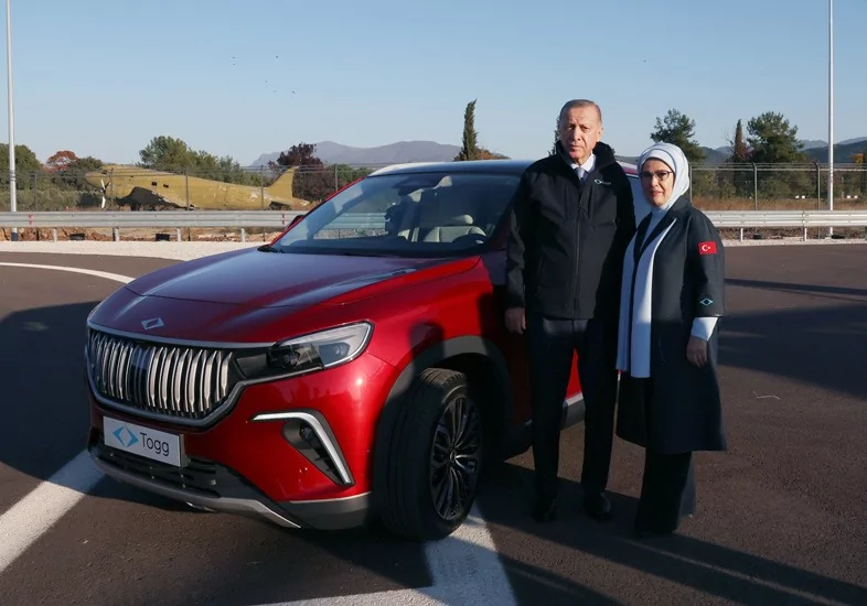 Bursa'da 60 yıllık hayal gerçek oldu! Togg'un ilk aracı banttan indi