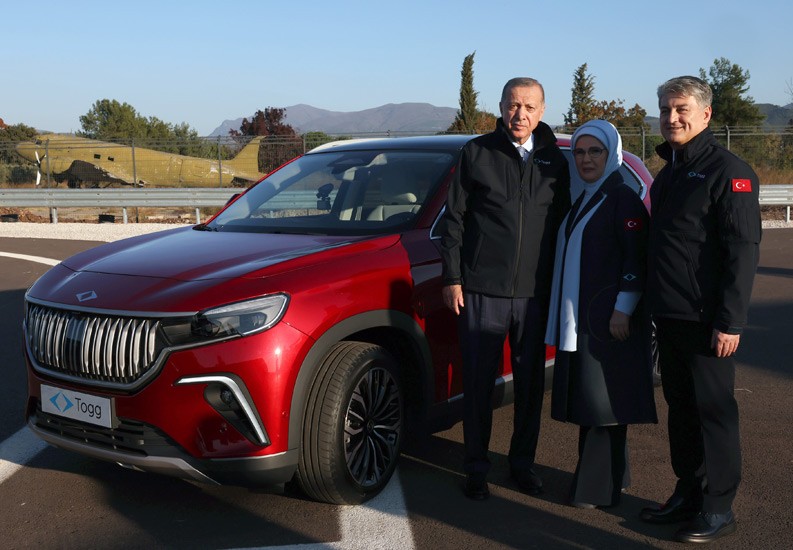 Bursa'da 60 yıllık hayal gerçek oldu! Togg'un ilk aracı banttan indi