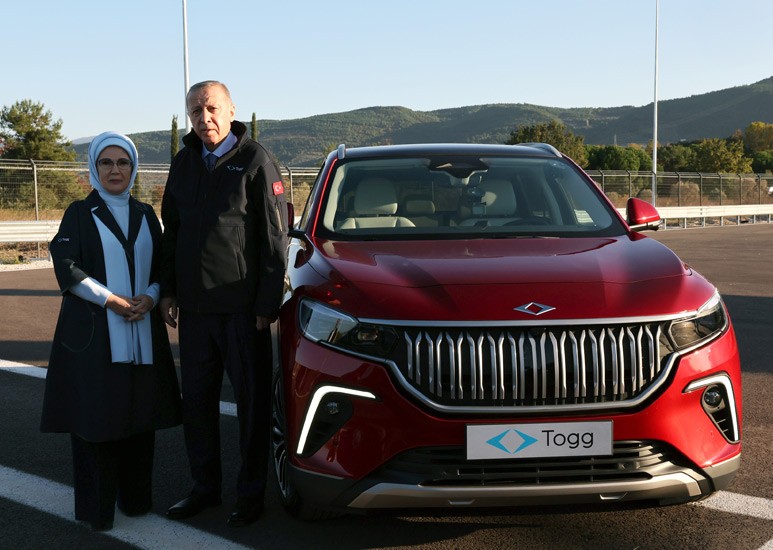Bursa'da 60 yıllık hayal gerçek oldu! Togg'un ilk aracı banttan indi