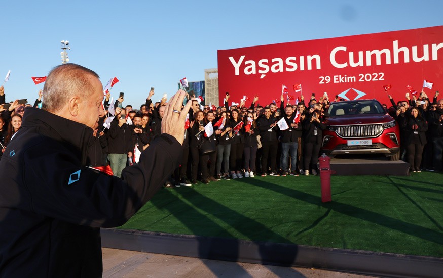 Bursa'da 60 yıllık hayal gerçek oldu! Togg'un ilk aracı banttan indi