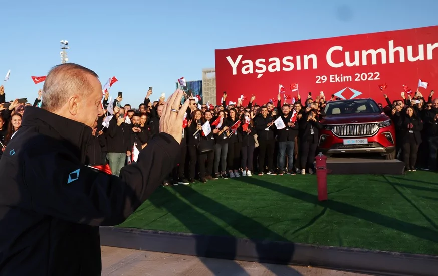 Bursa'da 60 yıllık hayal gerçek oldu! Togg'un ilk aracı banttan indi