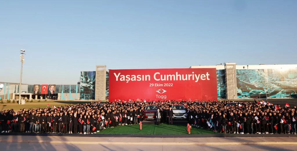 Bursa'da 60 yıllık hayal gerçek oldu! Togg'un ilk aracı banttan indi