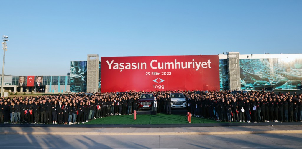 Bursa'da 60 yıllık hayal gerçek oldu! Togg'un ilk aracı banttan indi