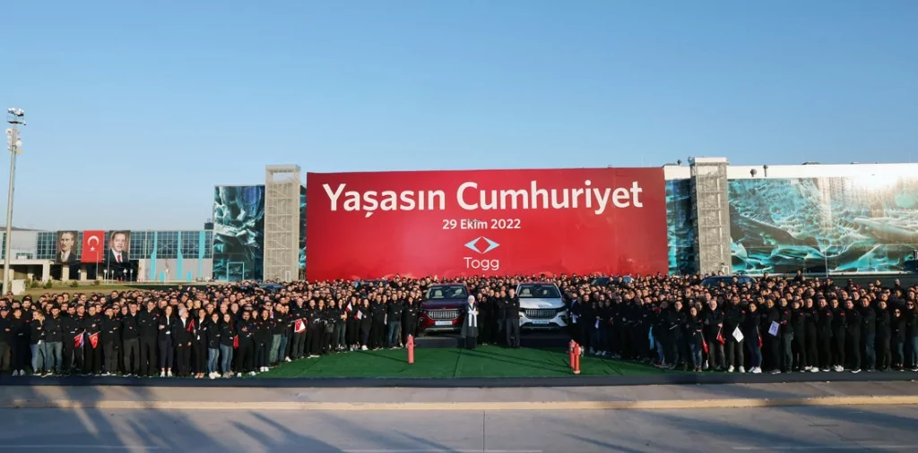 Bursa'da 60 yıllık hayal gerçek oldu! Togg'un ilk aracı banttan indi