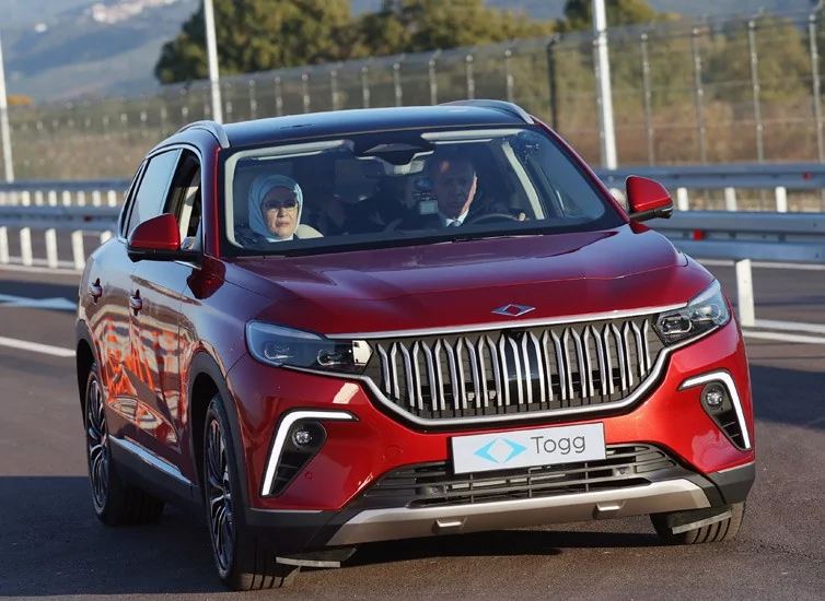 Bursa'da 60 yıllık hayal gerçek oldu! Togg'un ilk aracı banttan indi