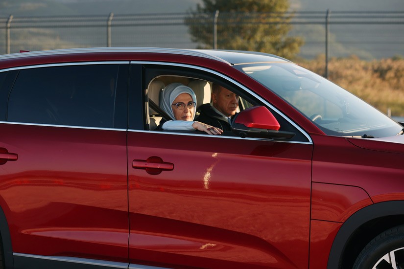 Bursa'da 60 yıllık hayal gerçek oldu! Togg'un ilk aracı banttan indi