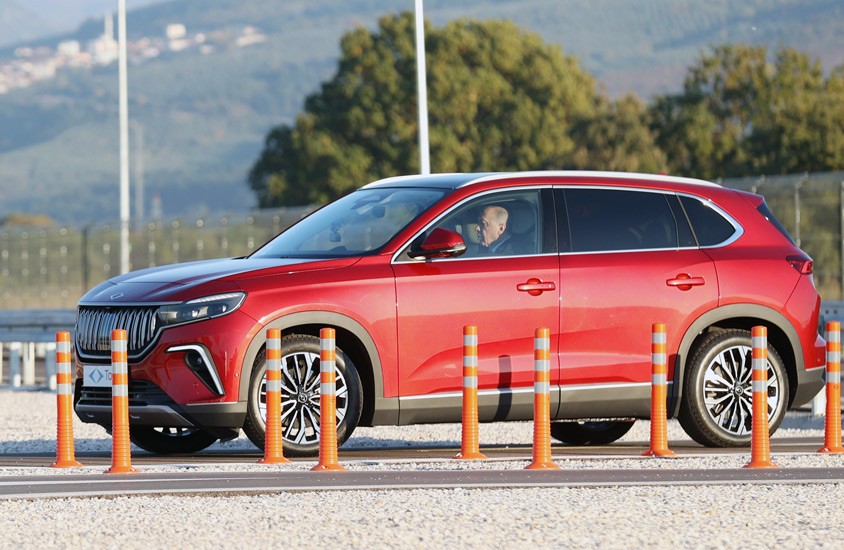 Bursa'da 60 yıllık hayal gerçek oldu! Togg'un ilk aracı banttan indi