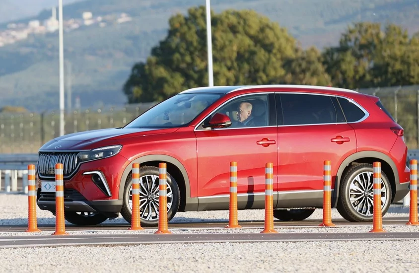 Bursa'da 60 yıllık hayal gerçek oldu! Togg'un ilk aracı banttan indi