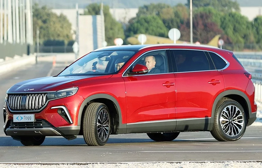 Bursa'da 60 yıllık hayal gerçek oldu! Togg'un ilk aracı banttan indi