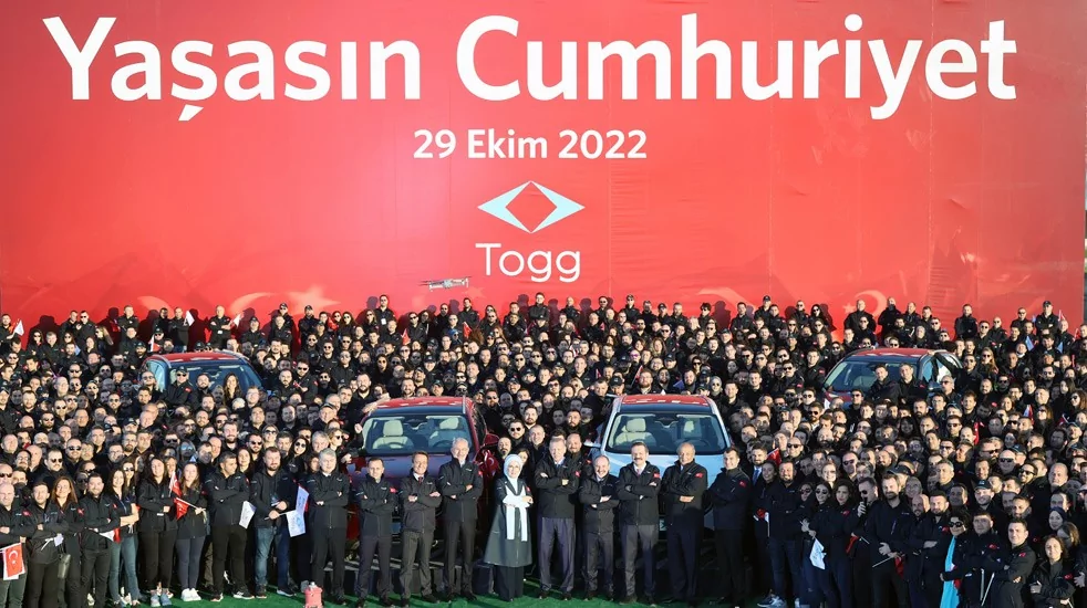 Bursa'da 60 yıllık hayal gerçek oldu! Togg'un ilk aracı banttan indi