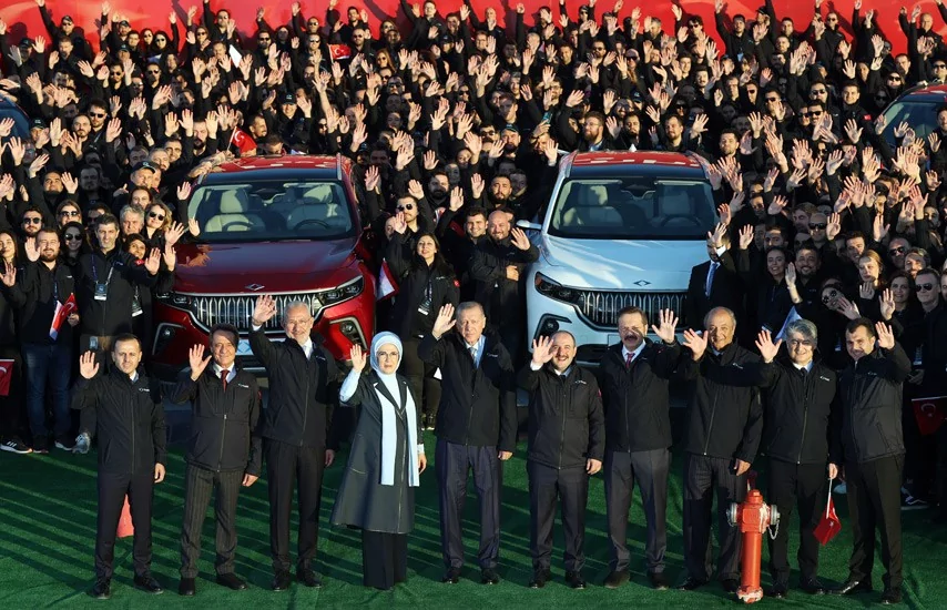 Bursa'da 60 yıllık hayal gerçek oldu! Togg'un ilk aracı banttan indi