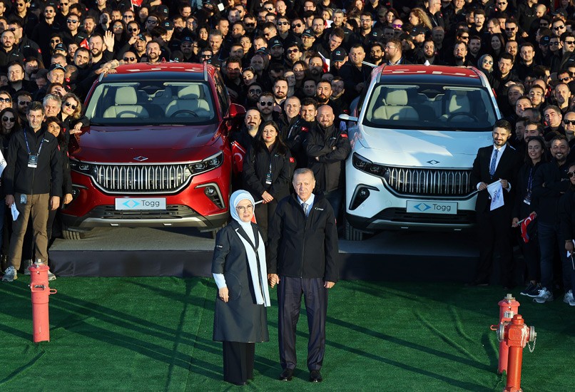 Bursa'da 60 yıllık hayal gerçek oldu! Togg'un ilk aracı banttan indi