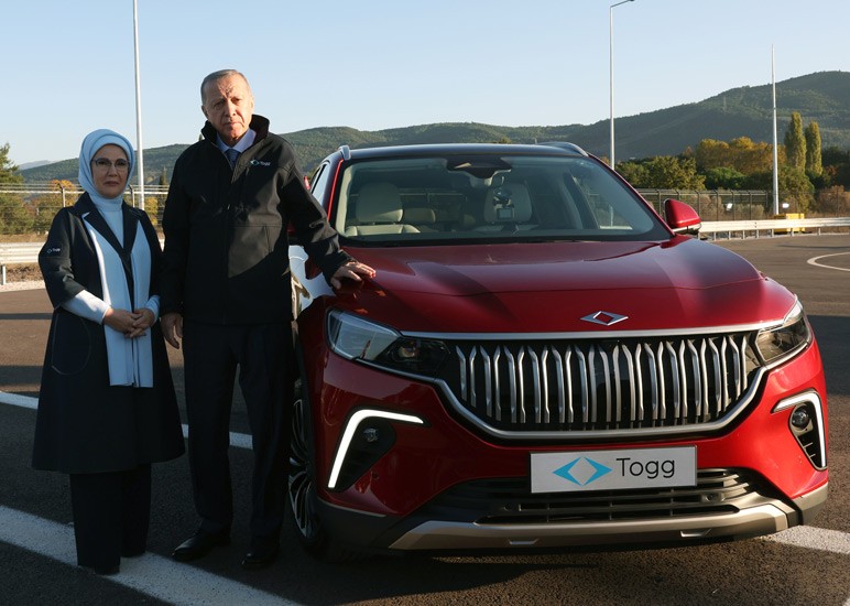 Bursa'da 60 yıllık hayal gerçek oldu! Togg'un ilk aracı banttan indi