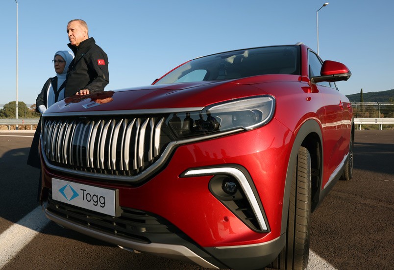 Bursa'da 60 yıllık hayal gerçek oldu! Togg'un ilk aracı banttan indi