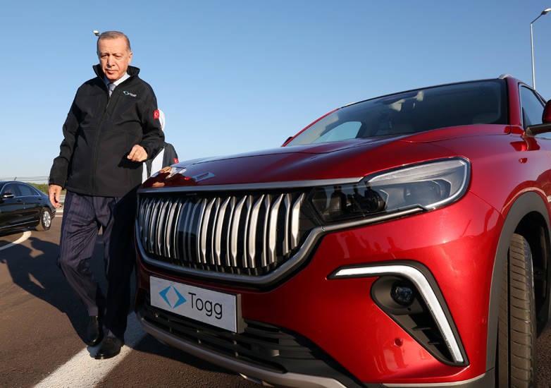 Bursa'da 60 yıllık hayal gerçek oldu! Togg'un ilk aracı banttan indi