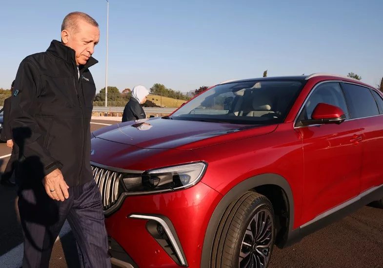 Bursa'da 60 yıllık hayal gerçek oldu! Togg'un ilk aracı banttan indi