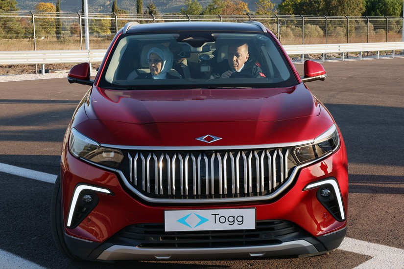 Bursa'da 60 yıllık hayal gerçek oldu! Togg'un ilk aracı banttan indi