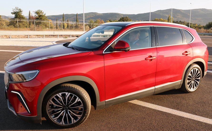 Bursa'da 60 yıllık hayal gerçek oldu! Togg'un ilk aracı banttan indi