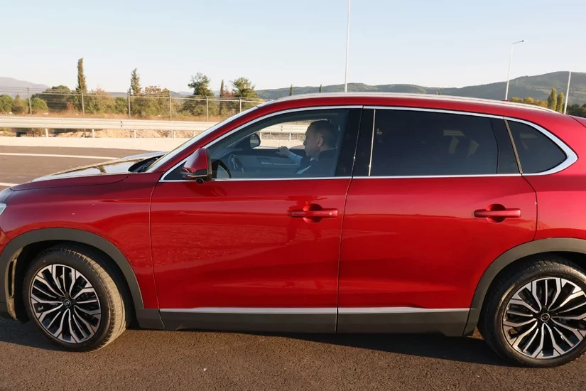 Bursa'da 60 yıllık hayal gerçek oldu! Togg'un ilk aracı banttan indi