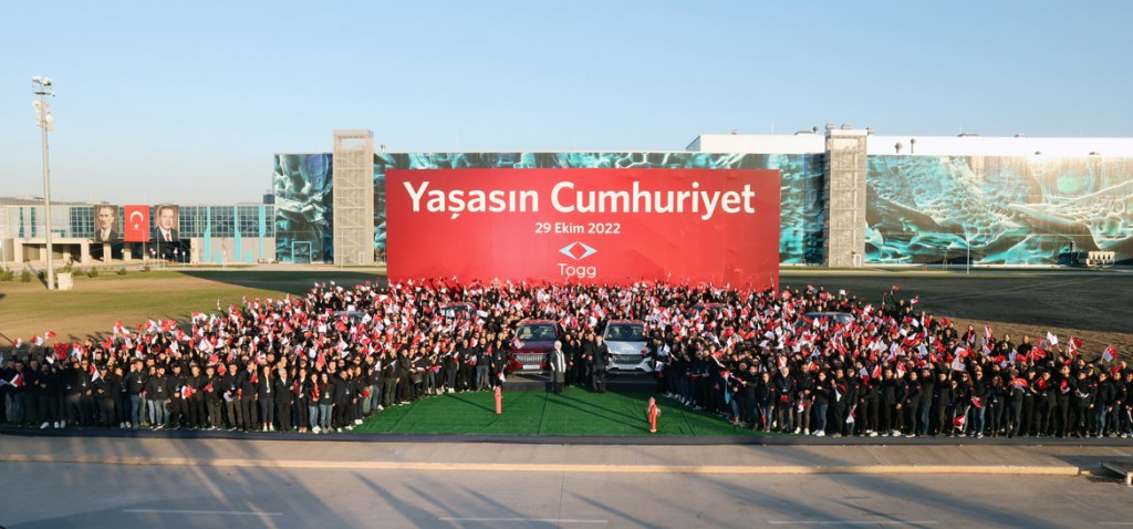 Bursa'da 60 yıllık hayal gerçek oldu! Togg'un ilk aracı banttan indi