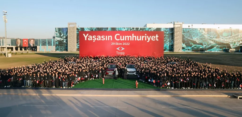 Bursa'da 60 yıllık hayal gerçek oldu! Togg'un ilk aracı banttan indi