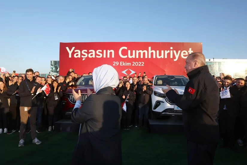 Bursa'da 60 yıllık hayal gerçek oldu! Togg'un ilk aracı banttan indi