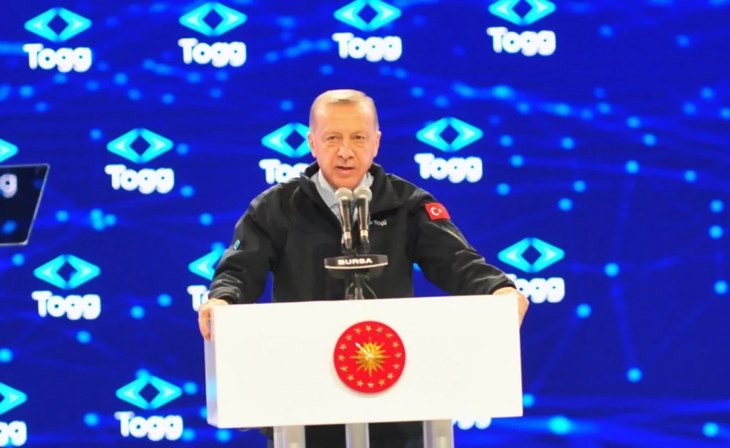 Bursa'da 60 yıllık hayal gerçek oldu! Togg'un ilk aracı banttan indi