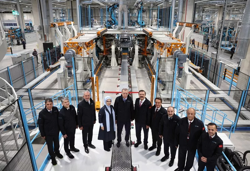 Bursa'da 60 yıllık hayal gerçek oldu! Togg'un ilk aracı banttan indi