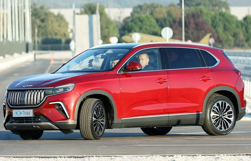 Bursa'da 60 yıllık hayal gerçek oldu! Togg'un ilk aracı banttan indi