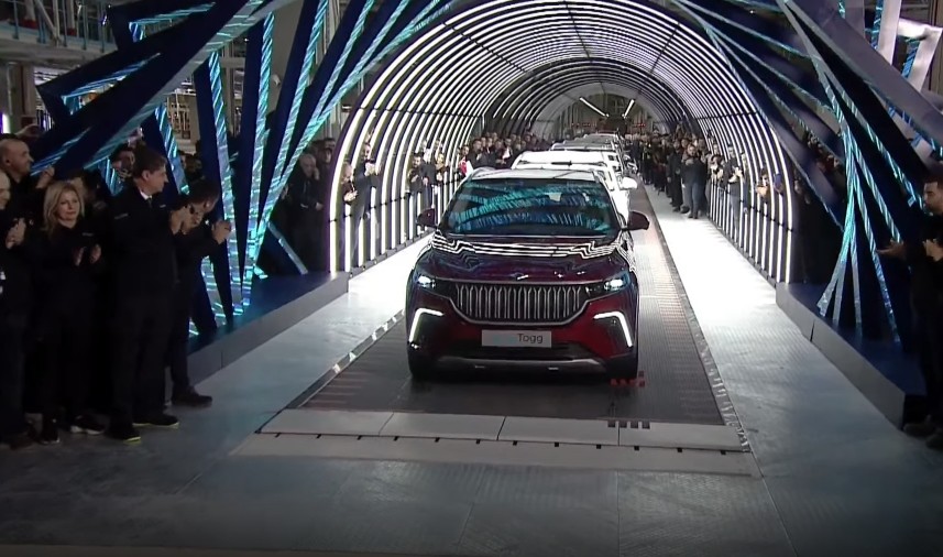 Bursa'da 60 yıllık hayal gerçek oldu! Togg'un ilk aracı banttan indi