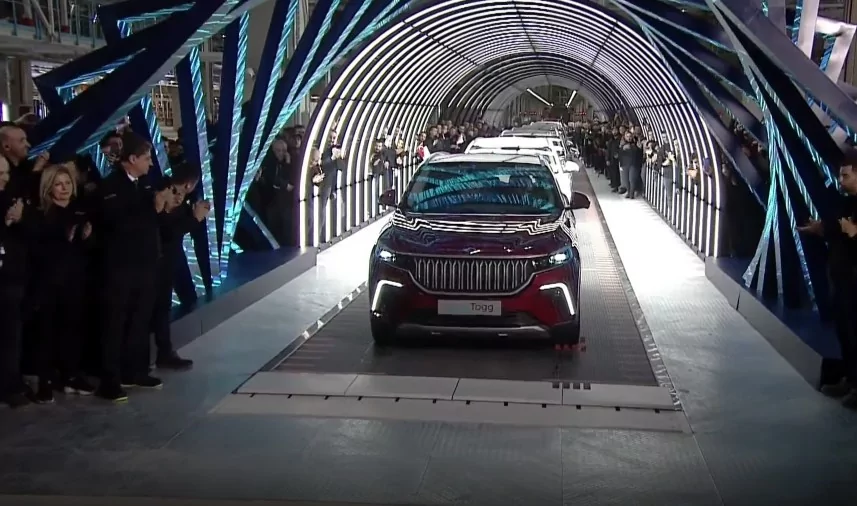 Bursa'da 60 yıllık hayal gerçek oldu! Togg'un ilk aracı banttan indi