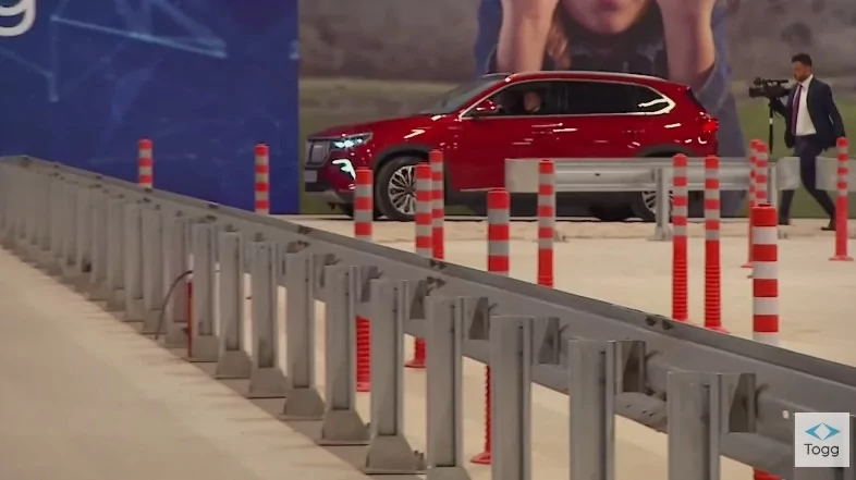 Bursa'da 60 yıllık hayal gerçek oldu! Togg'un ilk aracı banttan indi